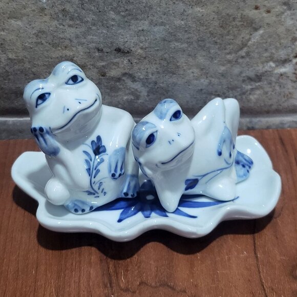 Vintage Lounging Frog Couple Blue White Floral Salt Pepper Shaker Set - Picture 3 of 12